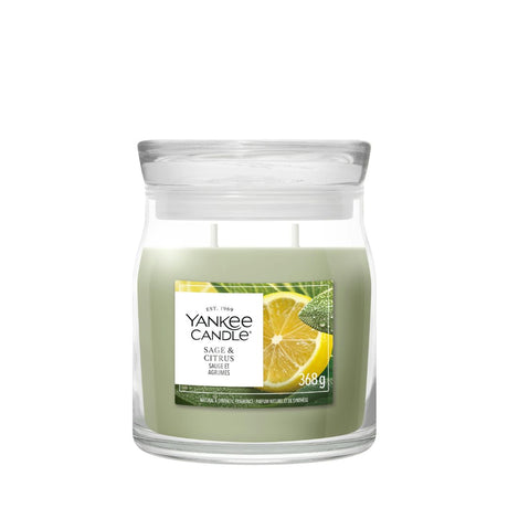 Candela Yankee Candle Sage & Citrus media in giara di vetro.