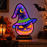 Zucca di Halloween Infinity illuminata con cappello da strega, ambientata tra zucche, lanterna e decorazioni autunnali
