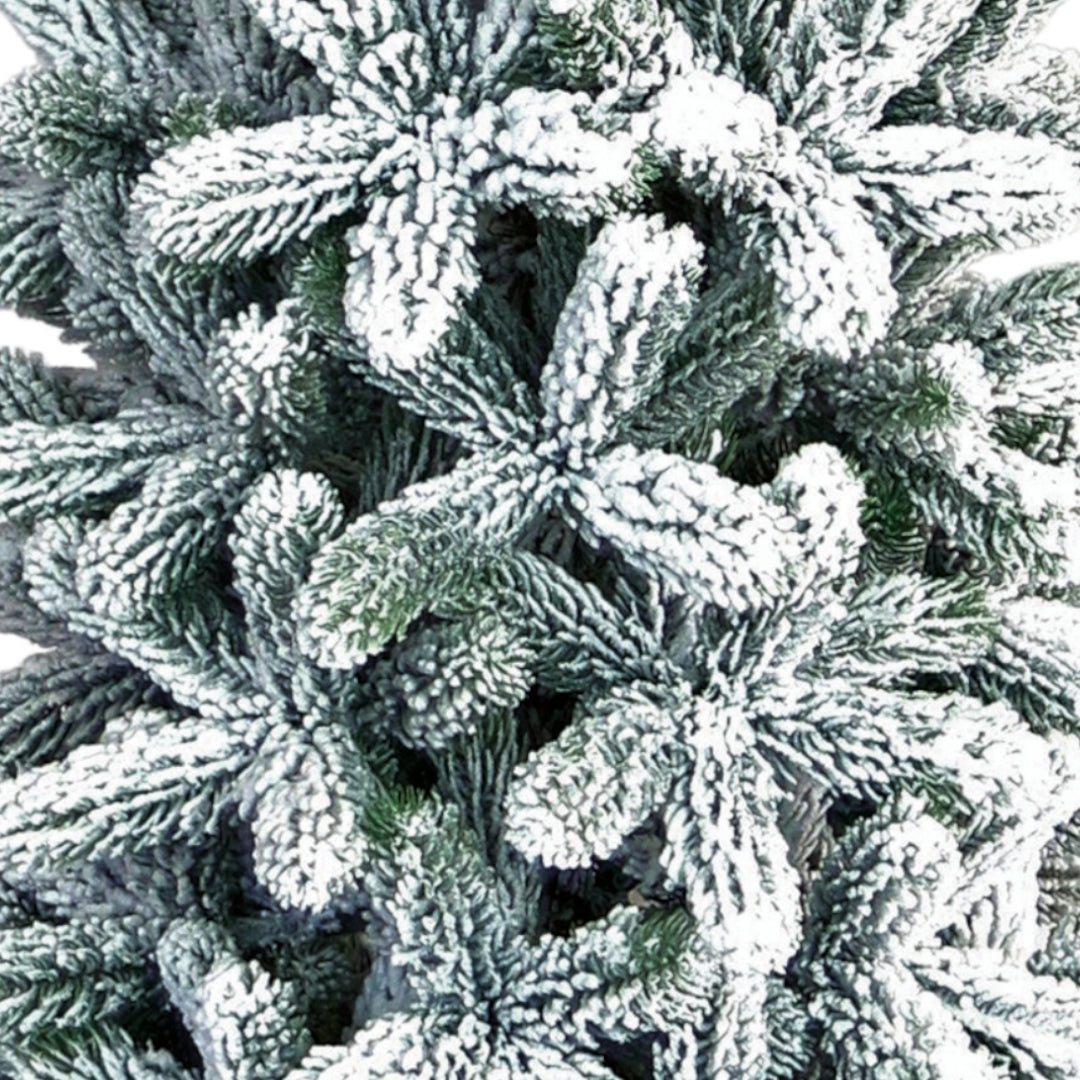 Dettaglio dell'albero di Natale slim innevato Royal