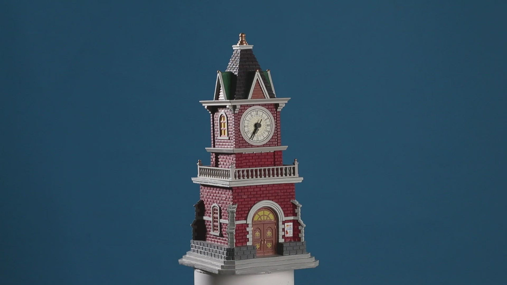 Video di Tannenbaum Clock Tower 05679 - Torre dell'orologio Lemax con le lancette che girano.