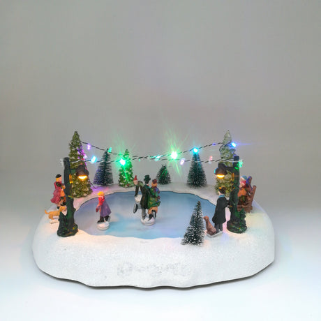 Scena Natalizia Laghetto Pattinatori a Batteria Paesaggi e Scene Natalizie Garden Team