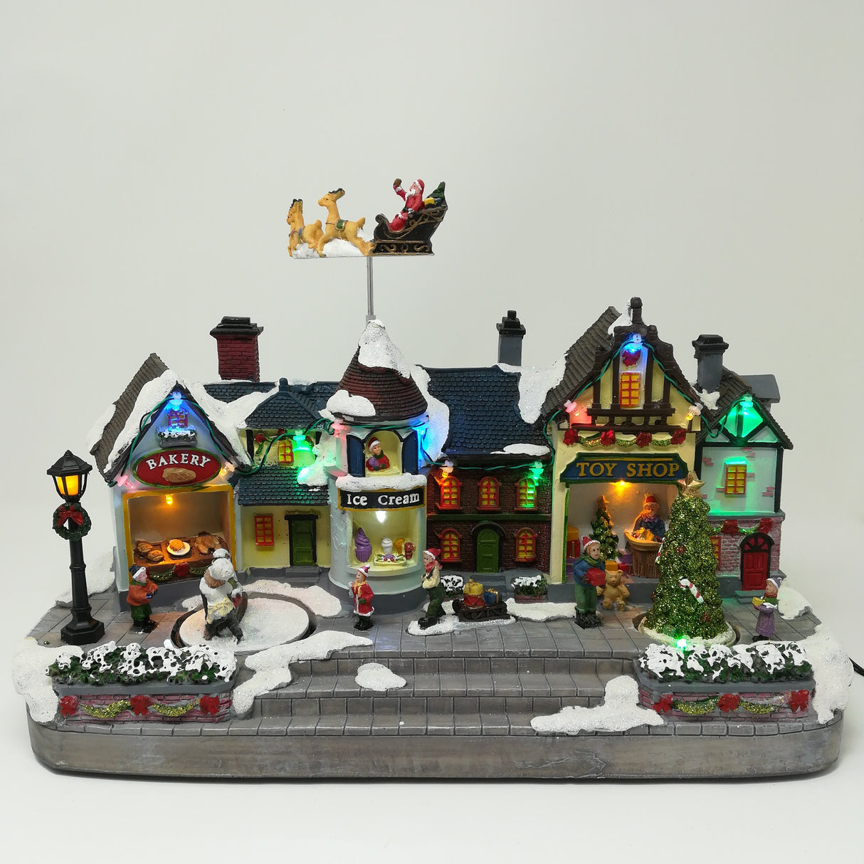 Villaggio con Slitta di Babbo Natale che Vola sulle Case Paesaggi e Scene Natalizie Garden Team